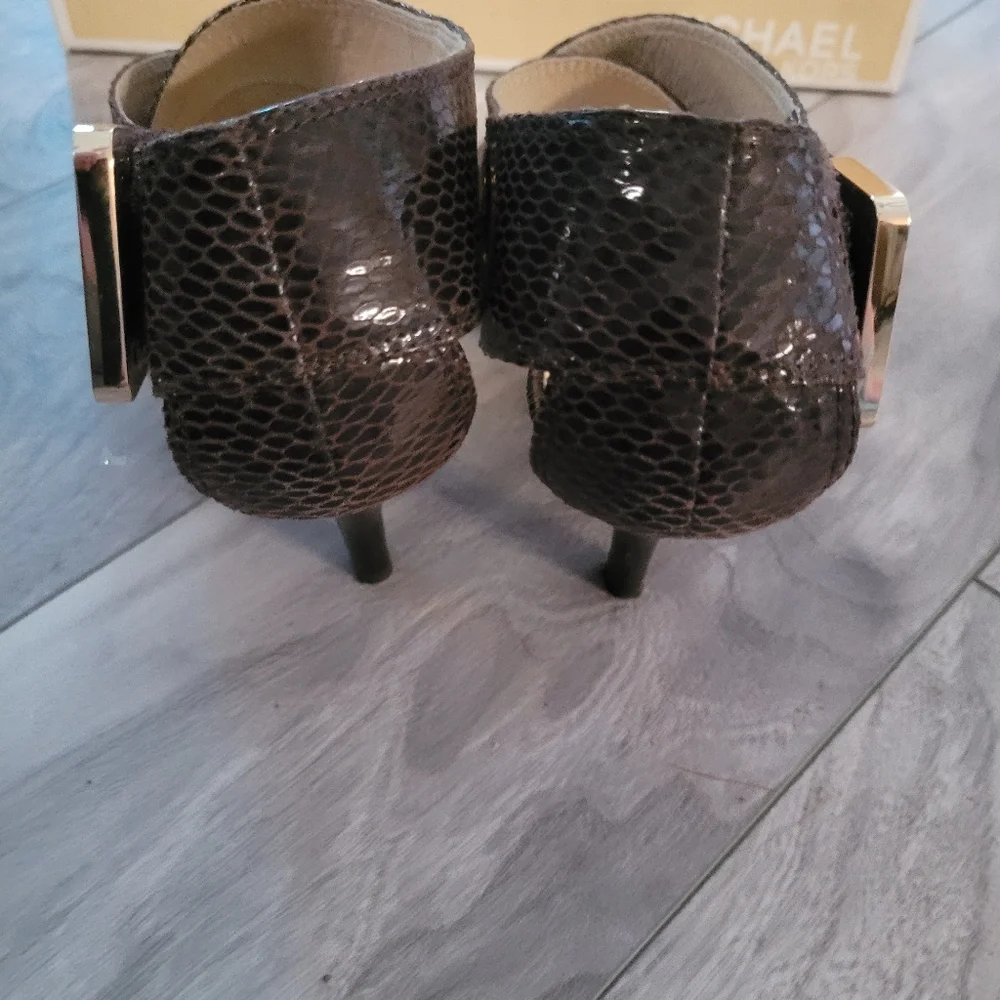 Michael Michael Kors Beverly Embossed Leather Sandals size 8.5M